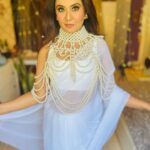 Roopal Tyagi Instagram – 👸 Pearl cape by @peterpan.trinkets 

#ootd #ad #collaboration #sareelooks #saree #white #pearl #uniquejewelry