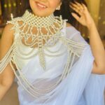 Roopal Tyagi Instagram – So pretty na? 😍😍😍
Pearl cape by @peterpan.trinkets 🥰

#ootd #capes #pearl #collar #saree #whitesaree #stylingtips #indianwear #pearlcape #peterpantrinkets #roopaltyagi