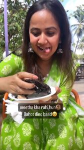 Roopal Tyagi Instagram - Choti khushiyan sabse badi hoti hain! 🥹 tag that friend jo humesha diet par hota ya hoti hai 👇🏼 

#nosugar #donut #smalljoys #cravings #chocolate #happiness #aajphirjeenekitamannahai