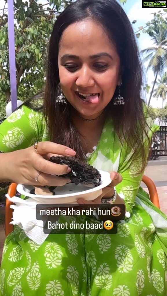 Roopal Tyagi Instagram - Choti khushiyan sabse badi hoti hain! 🥹 tag that friend jo humesha diet par hota ya hoti hai 👇🏼 #nosugar #donut #smalljoys #cravings #chocolate #happiness #aajphirjeenekitamannahai
