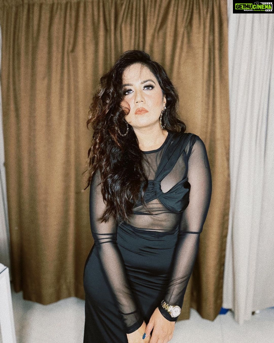 Roopal Tyagi Instagram - Swipe to see without filter! ๐ I donโt usually like editing my pictures, but these just look and feel right with a retro vibe.. isnโt it? ๐ธ What do you prefer? Comment ๐๐ผ #retro #retrovibes #blackdress #eveningdress #vibehai