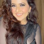 Roopal Tyagi Instagram – Stupid dhaaga. 🪡 Ab 👁️ wahin jaa rahi hai. 
Poori reel kaise reshoot karun 🤦🏻‍♀️itna pose doobara nahi kar sakti 😂 comment if you saw it too 👇🏼

#sabgazab #trendingreels #trendingindia #blackdress