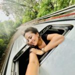 Roopal Tyagi Instagram - एक रास्ता है ज़िन्दगी जो थम गए तो कुछ नहीं ये कदम किसी मुकाम पे जो जम गए तो कुछ नहीं Nandi Hills, India