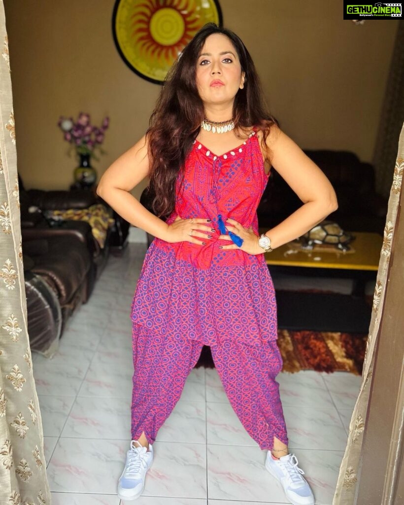 Roopal Tyagi Instagram - Comment and let me know if you like this look 🥰👇🏼 #ootd #kurti #dhoti #indowestern