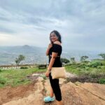 Roopal Tyagi Instagram - एक रास्ता है ज़िन्दगी जो थम गए तो कुछ नहीं ये कदम किसी मुकाम पे जो जम गए तो कुछ नहीं Nandi Hills, India