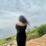 Roopal Tyagi Instagram - एक रास्ता है ज़िन्दगी जो थम गए तो कुछ नहीं ये कदम किसी मुकाम पे जो जम गए तो कुछ नहीं Nandi Hills, India
