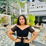 Roopal Tyagi Instagram - 🖤 🥘 👨‍👩‍👧‍👦 #ootd #bengaluru #newplaces Oia Bangalore