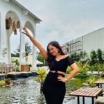 Roopal Tyagi Instagram - 🖤 🥘 👨‍👩‍👧‍👦 #ootd #bengaluru #newplaces Oia Bangalore