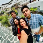 Roopal Tyagi Instagram - 🖤 🥘 👨‍👩‍👧‍👦 #ootd #bengaluru #newplaces Oia Bangalore