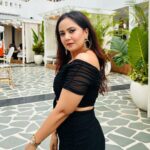 Roopal Tyagi Instagram - 🖤 🥘 👨‍👩‍👧‍👦 #ootd #bengaluru #newplaces Oia Bangalore