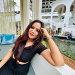 Roopal Tyagi Instagram - 🖤 🥘 👨‍👩‍👧‍👦 #ootd #bengaluru #newplaces Oia Bangalore