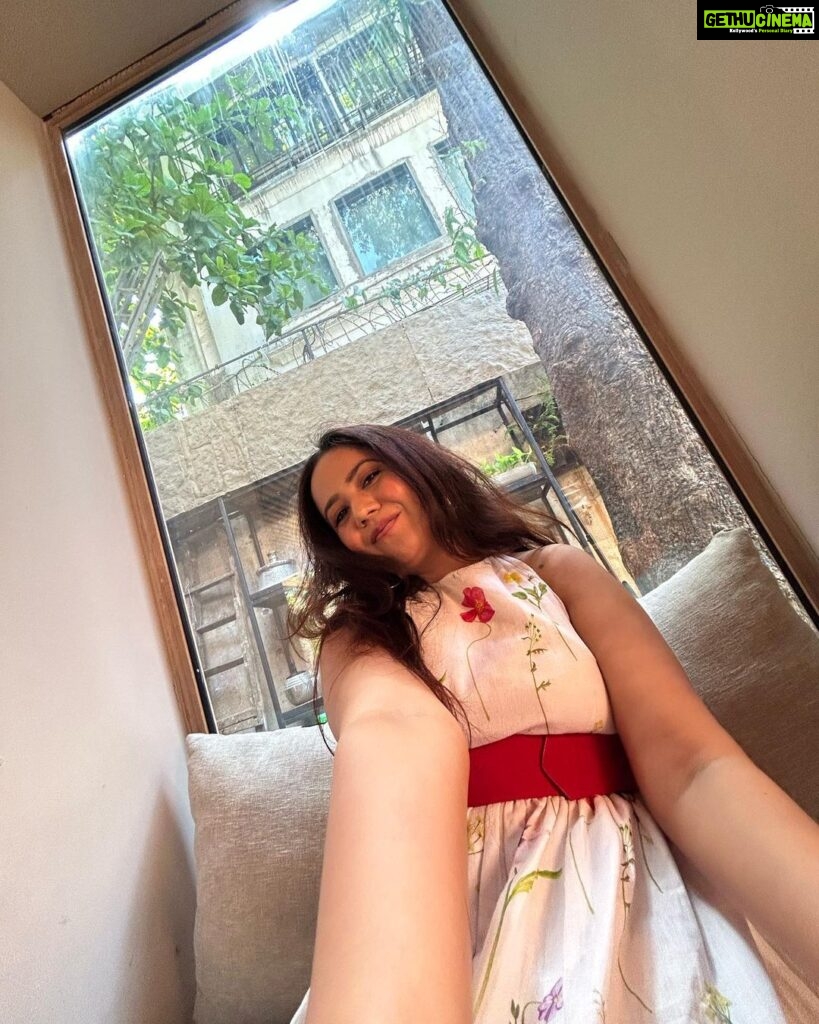Roopal Tyagi Instagram - “Like a ripe mango, let your inner beauty shine.” 🥭 🍲 #one8commune #mangovino Juhu, Mumbai