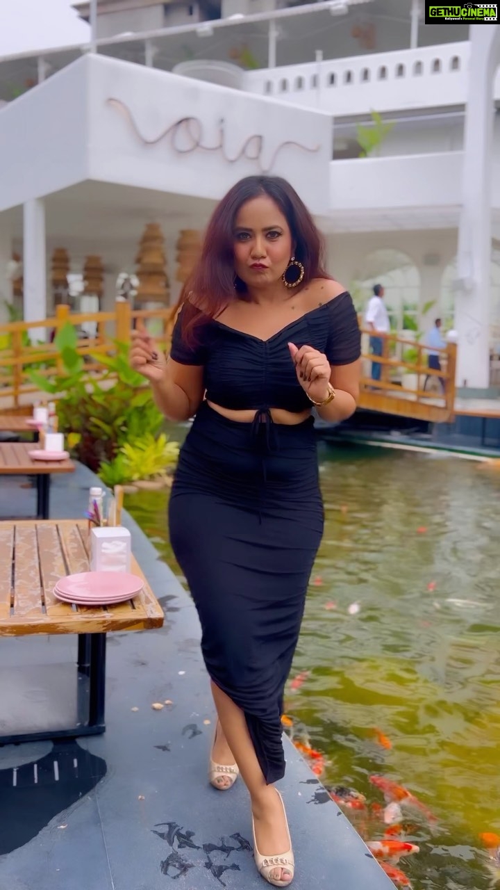 Roopal Tyagi Instagram - Ooooeeeee 🥰 oiaaa #transitionreels #blackcoord #ootd #bengaluru Oia Bangalore
