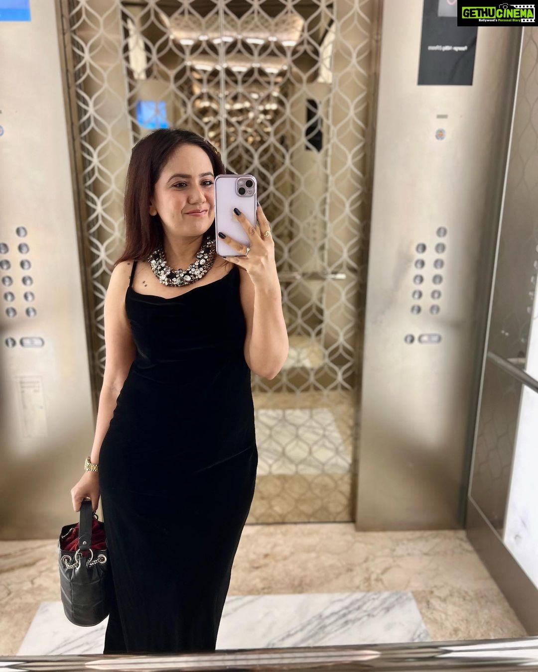 Roopal Tyagi Instagram - Raindrops on roses ๐น and whiskers on kittens ๐ฑ Bright copper kettles and warm woolen mittens ๐งค Brown paper packages tied up with strings ๐ฆ These are a few of my favorite things ๐งธ #soundofmusic #nmacc Nita Mukesh Ambani Cultural Centre