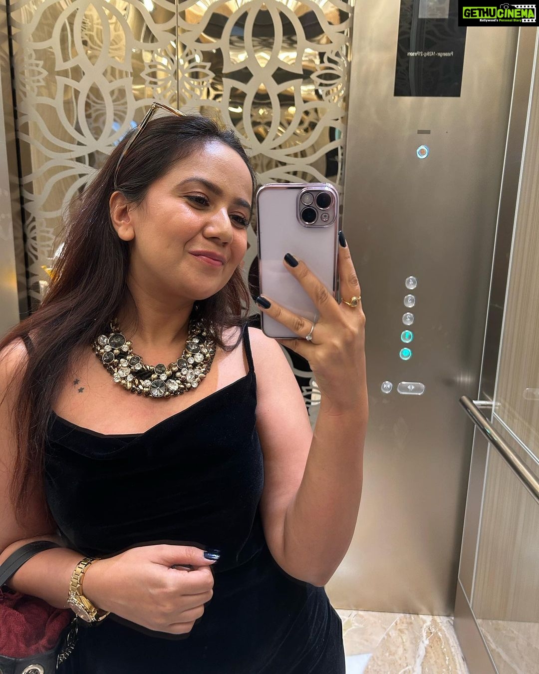 Roopal Tyagi Instagram - Raindrops on roses ๐น and whiskers on kittens ๐ฑ Bright copper kettles and warm woolen mittens ๐งค Brown paper packages tied up with strings ๐ฆ These are a few of my favorite things ๐งธ #soundofmusic #nmacc Nita Mukesh Ambani Cultural Centre