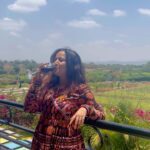 Roopal Tyagi Instagram - Angoor khatte nahi hai! 😂 Have a grape 🍇 day ! #sulavineyards #grapevines Sula Vineyards