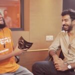 Roshan Mathew Instagram – Yess I had darling @roshan.matthew on Spotlight 😍🧡You ask me about the episode I would say Genuine-straight from heart- Fun- Unfiltered ! 
.
.
PS – That mask has something to do with the Spotlight episode today !! 😄
.
.
Plandid series 1 2 3 Taken by Aneesh 🧡
.
.
#darlings #roshanmathew #happiness #fun #chatshow #spotlight #radiomango #rjkarthikk #weekend #talkshow #rjlife #unfiltered Kochi, India