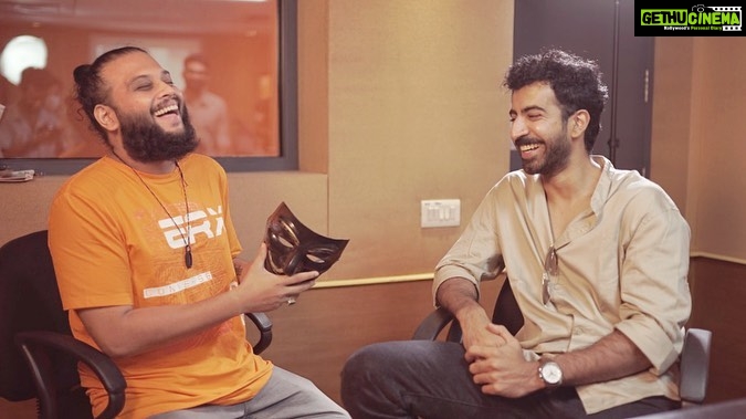 Roshan Mathew Instagram - Yess I had darling @roshan.matthew on Spotlight 😍🧡You ask me about the episode I would say Genuine-straight from heart- Fun- Unfiltered ! . . PS - That mask has something to do with the Spotlight episode today !! 😄 . . Plandid series 1 2 3 Taken by Aneesh 🧡 . . #darlings #roshanmathew #happiness #fun #chatshow #spotlight #radiomango #rjkarthikk #weekend #talkshow #rjlife #unfiltered Kochi, India