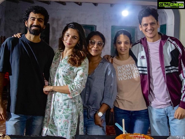 Roshan Mathew Instagram - Thank you for all the love you’ve shown #Darlings. It’s been absolutely overwhelming. Much love and hugs to our entire team, most of who are not in these photos (sorry!). And to the lovely people at @netflix_in for really putting this film out there. And to all of you. For watching and saying things about the film. Good things, debates, opinions, criticism, and discussions. In the long run they’re all going to help. Special hugs to @ghantaghartalkies and @castingbay where it all began :) @jasmeet_k_reen @aliaabhatt @_gauravverma @eternalsunshineproduction @redchilliesent @shefalishahofficial @itsvijayvarma @im_anilmehta @vishalrbhardwaj @badwelkar #Satish @iprashantpillai