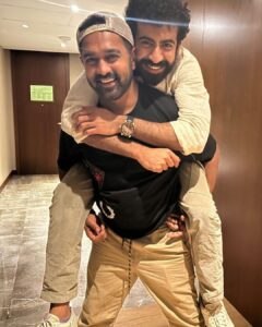 Roshan Mathew Instagram - @asifali is incredible as Shanu in Kotthu. What he has done is unforgettable. It’s so refreshing to see this man play a “hero” who does not know that he is the hero of the story. Shanu is so completely a victim of his circumstances and it’s delicious how vulnerable and relatable Asifikka has made him. Tons of credit to Siby sir and Hemantettan also for that, of course. 

But this post is also for the Asifikka I’ve known in life. A+ guy, super honest, so full of heart, unbearable amounts of fun, equal portion of reckless madness, and someone whose back I’d jump on without missing a beat.

(Because I know he has mine. #Bromance max) 

I love you Asif Ali!