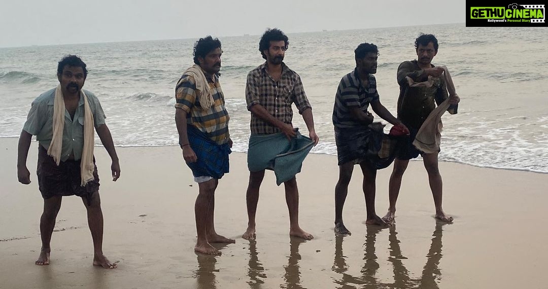 Roshan Mathew Instagram - Vasanthi + Podiyan Gang. @oruthekkanthallucase was as much about the people as everything else. (Unbelievable sunsets included.) Feeling very grateful that I got to work with all of them. Especially my people in the film. My gang 🤍 @aswath_lal @rejusapiens @nimisha_sajayan @akhil_kavalayoor @arunsankaran_pavumba