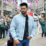 Roshan Prince Instagram - ‏سلوٹیں اور طرح کی ہیں ترے چہرے پر... دکھ یقیناً ترے دنیا سے نرالے ہوں گے... London, United Kingdom