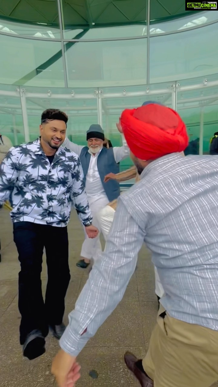 Roshan Prince - 9.8K Likes - #binabandchalengland Shooting ❤️❤️
ਕਮਾਲ ਈ ਹੋਈ ਪਈ ਐ ਇਸ ਬਾਰ ਤਾਂ …..