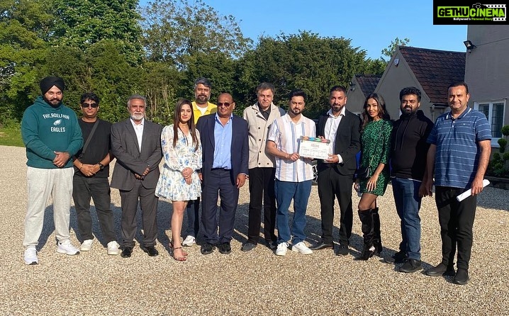 Roshan Prince Instagram - Waheguru ji di karpa naal nawa project ..!! #BujharatHeereDi MUHURAT in 🇬🇧 Congratulations @gauravbabbar009 veer Direction di Dunia ch pehla kadam..!! Thanks @rohit_213 @jatinderkumarbhardwajofficial @manmeetbindra46 bhaji.. for this Opportunity.