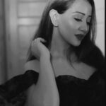 Roshmi Banik Instagram - There’s something so calming about this song! 🔂🤍 . . . . #blackandwhite #portrait #photooftheday #viral #trending #ootd #lookoftheday #roshmibanik #candid #black #white #oldschool #retro #fypシ Soho House Mumbai