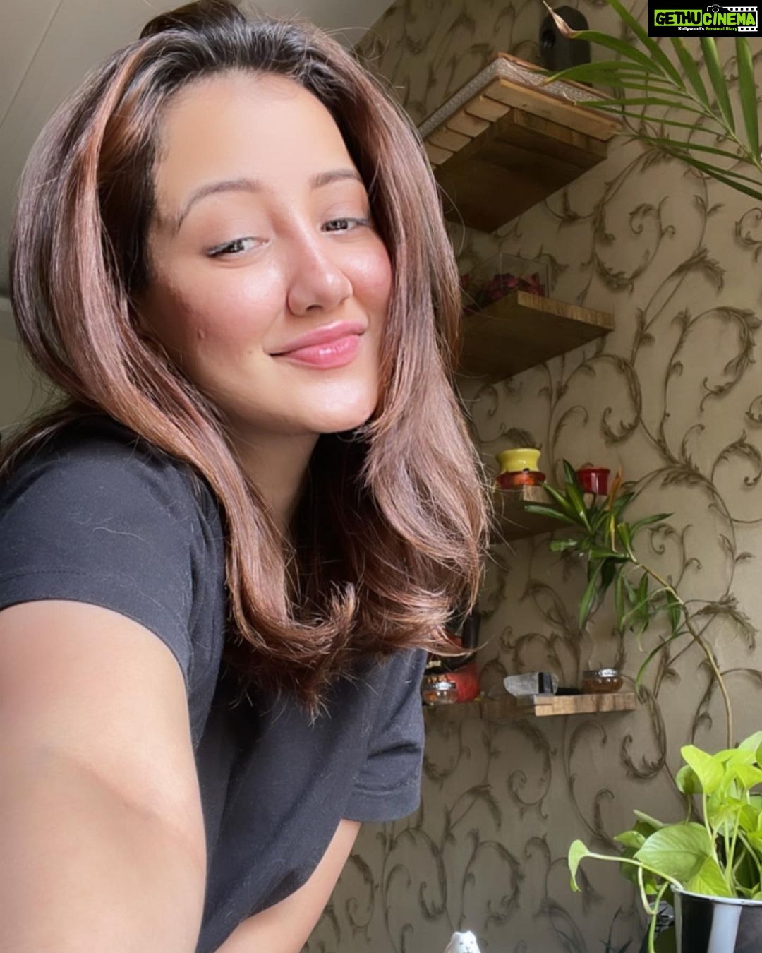 Roshmi Banik Instagram - Hey Siri, skip to Friday please! 🤓