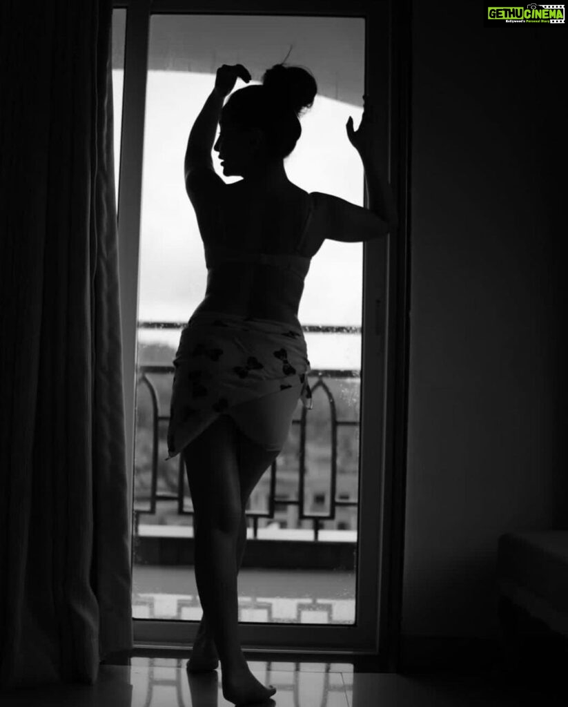 Roshmi Banik Instagram - Looking back only to thank God, Looking forward and only trusting God. . . . . . . . . . 📸 @aakash.nair_goa.photographer . . . . #blackandwhite #portrait #pose #hot #bollywood #roshmibanik #postoftheday #picoftheday #fyp