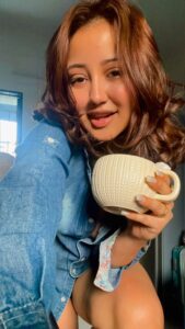 Roshmi Banik Instagram - Just an usual coffee dance! 🙃👱🏻‍♀️
.
.
.
.
#roshmibanik #coffee #dance #dancereels #motivation #grateful