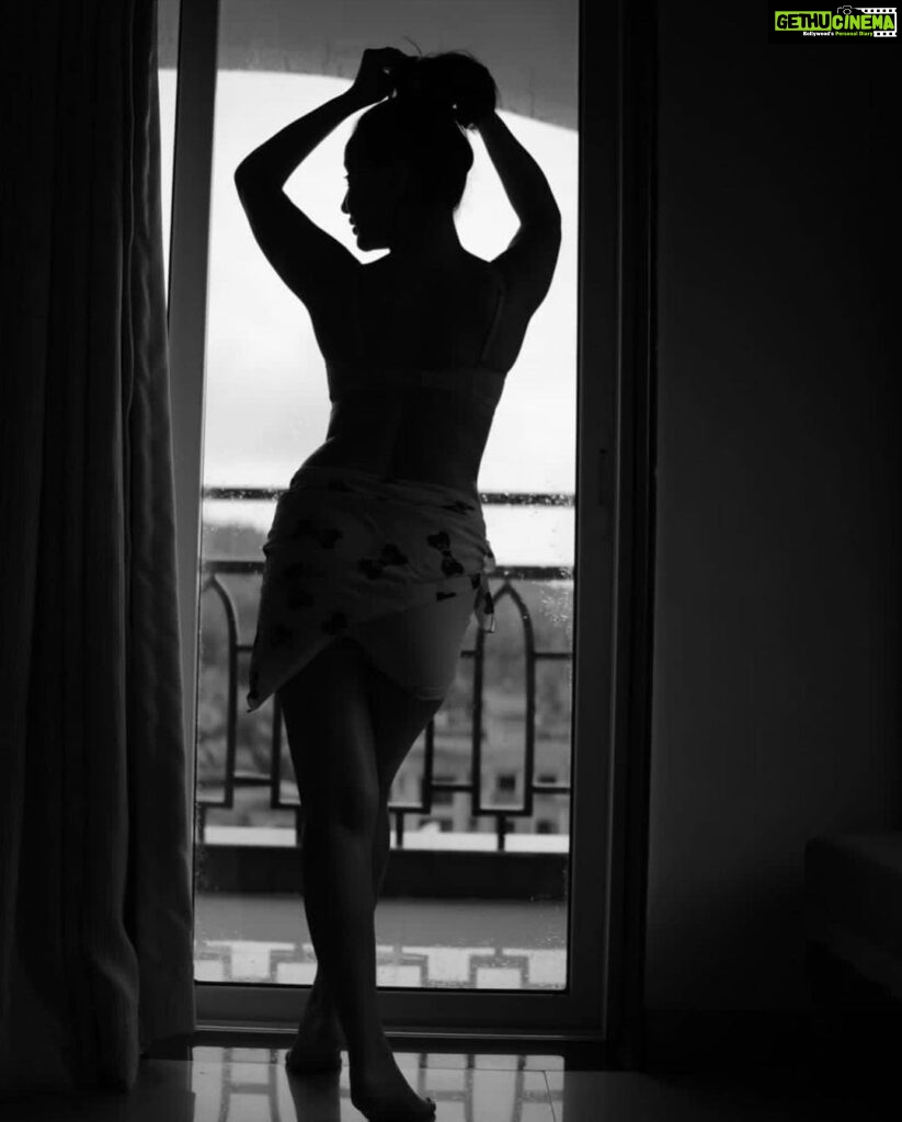 Roshmi Banik Instagram - Looking back only to thank God, Looking forward and only trusting God. . . . . . . . . . 📸 @aakash.nair_goa.photographer . . . . #blackandwhite #portrait #pose #hot #bollywood #roshmibanik #postoftheday #picoftheday #fyp