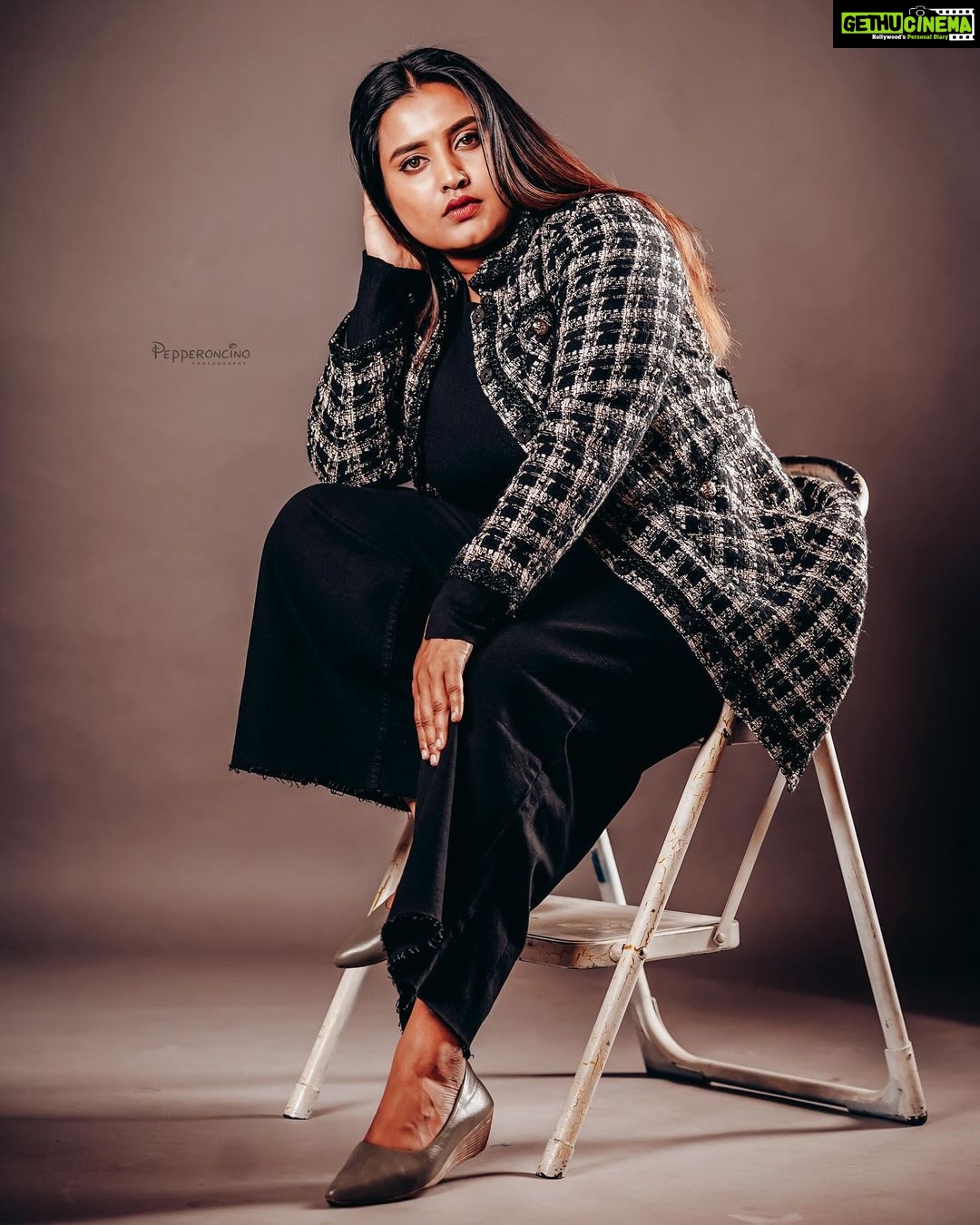 Roshna Ann Roy Instagram - വിജയം എന്നത് നിങ്ങളുണ്ടാക്കുന്ന പണം അല്ല. അത് മറ്റുള്ളവരുടെ ജീവിതത്തില് നിങ്ങള് സൃഷ്ടിക്കുന്ന മാറ്റമാണ്,😍”…. …💚💙💛 HAPPY WOMENS DAY All… 🤍🖤💜 📸 : @arun_manuel_ @beniveesjo Costume : @ladies_planet_westerns_ Mua : @aiswaryasmakeover Studio: @studio_maxxo #westerndress #costume #roshnaannroy #roshna #makeover #march8 #womenempowerment #wonderful -#womensday #happyme