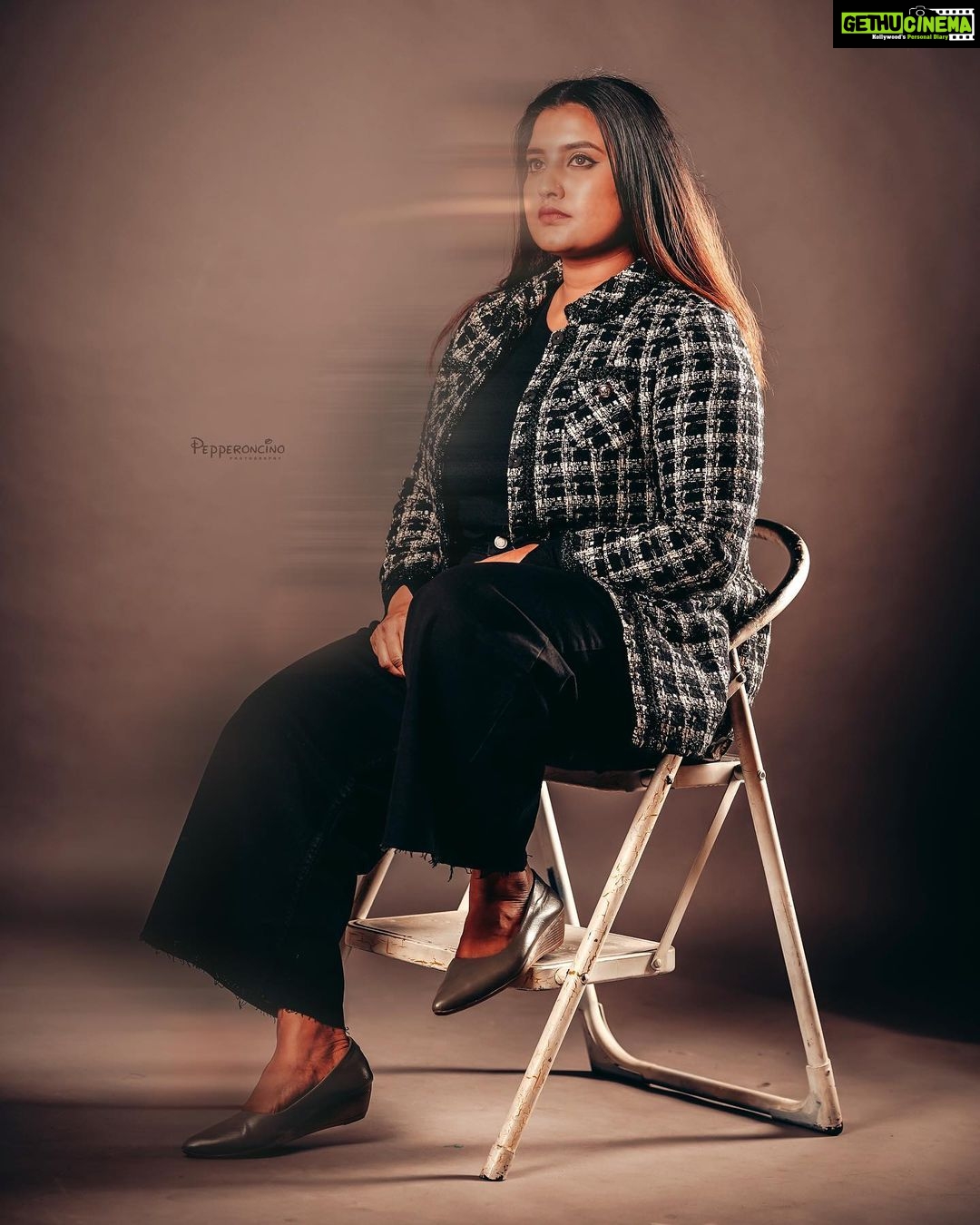 Roshna Ann Roy Instagram - reconnect … with who you are and who you want to be… 🤎 📸 : @pepperoncinophotography @beniveesjo Costume : @ladies_planet_westerns_ Mua : @aiswaryasmakeover Studio : @studio_maxxo #roshnaannroy #roshna #keralashoots #westernwear #ladiesplanet #makeover #shootconcept #shootmode #photoshoot #makeup #maxxo