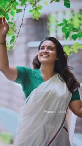 Roshna Ann Roy Instagram - . Melted  with ma own Beuty 🤪… 
 
After along time very quickly present’s  @pranavcsubash_photography  Here agian !!!! Thanking u alwys for the most lovable works 😘 welcome back to the position … 🤎 
.
#tamilsong #tamilsongs #mallureels #reels #keralagirls #malayalm #actress #saree #setmundu #setsaree #keralatreditional #treditionallook #happyme #fashionstyle #nadan #keralasareelove #sareefashion #sareedraping #sareelove #setsaree😍 #nadanlook #nadanpennu