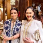 Roshni Chopra Instagram – Alice fell down the rabbit hole into the magical maximal world of @sabyasachiofficial tonight 🥀✨the new mumbai store is surreal, fills your senses and leaves you with a longing to return ! What a night , what a party , what a world 🤌🏽

Wore my @toraniofficial tonight & my grandmothers vintage jewels . 

#sabyasachi #sabyasachimumbai