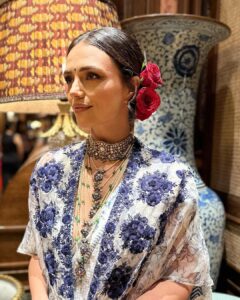 Roshni Chopra Instagram - Alice fell down the rabbit hole into the magical maximal world of @sabyasachiofficial tonight 🥀✨the new mumbai store is surreal, fills your senses and leaves you with a longing to return ! What a night , what a party , what a world 🤌🏽

Wore my @toraniofficial tonight & my grandmothers vintage jewels . 

#sabyasachi #sabyasachimumbai