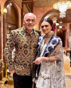Roshni Chopra Instagram - Alice fell down the rabbit hole into the magical maximal world of @sabyasachiofficial tonight 🥀✨the new mumbai store is surreal, fills your senses and leaves you with a longing to return ! What a night , what a party , what a world 🤌🏽

Wore my @toraniofficial tonight & my grandmothers vintage jewels . 

#sabyasachi #sabyasachimumbai