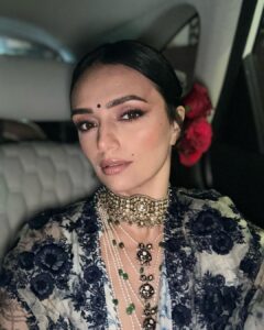 Roshni Chopra Instagram - Alice fell down the rabbit hole into the magical maximal world of @sabyasachiofficial tonight 🥀✨the new mumbai store is surreal, fills your senses and leaves you with a longing to return ! What a night , what a party , what a world 🤌🏽

Wore my @toraniofficial tonight & my grandmothers vintage jewels . 

#sabyasachi #sabyasachimumbai