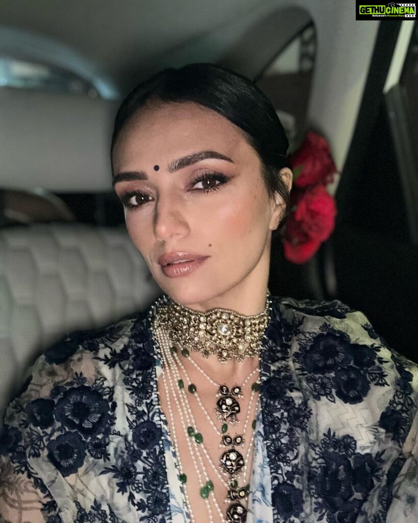 Roshni Chopra Instagram - Alice fell down the rabbit hole into the magical maximal world of @sabyasachiofficial tonight 🥀✨the new mumbai store is surreal, fills your senses and leaves you with a longing to return ! What a night , what a party , what a world 🤌🏽 Wore my @toraniofficial tonight & my grandmothers vintage jewels . #sabyasachi #sabyasachimumbai