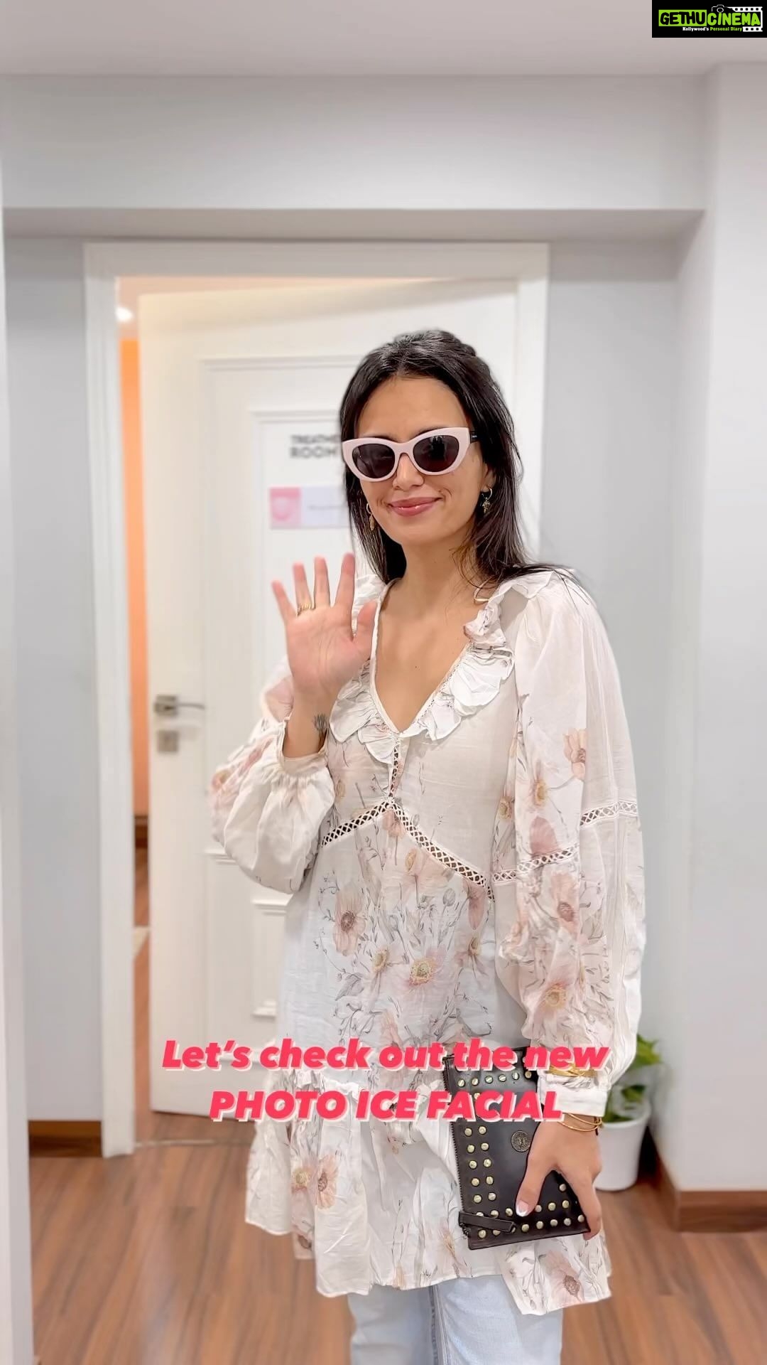 Roshni Chopra Instagram - Ok the ICE FACIAL GLOW is REAL 🧊✨ tried and tested , here’s why I love it - -No Downtime✅ - Shrinks pores ✅ - improves collagen building ✅ You can even do it over make up and it calmed by active acne down 🤌🏽 Loved it @isaacluxe @drgeetika #hosted #robeauty #robeautywednesday #facial #icefacial #beauty