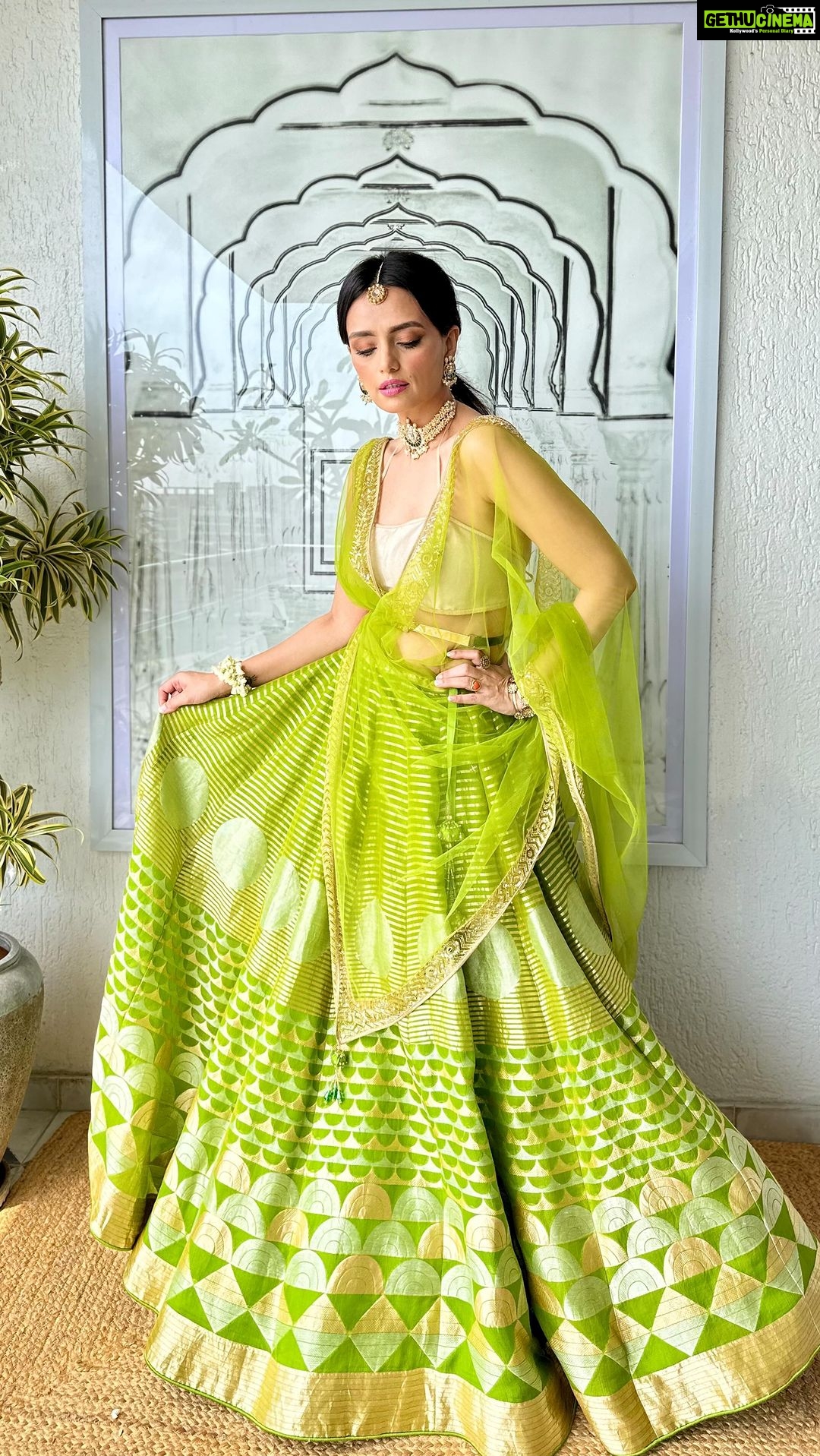 Roshni Chopra Instagram - #GRWM to dance the night away at the biggest sangeet in the city at my favourite @JWSahar and #ShaadiByMarriottBonvoy Wearing @shantibanaras 💚 #indianwedding #sangeet #lehenga #shaadi #indianbride #rostyle #colab