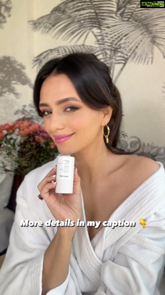 Roshni Chopra Instagram - #unsponsored review after using @beminimalist__ sun stick for the past few weeks now ✨🫶🤍- - chemical sunscreen with spf 50+ PA ++++ - priced at 799 I’d say it’s good value for what you’re getting - application is smooth and can be used on bare skin and over makeup - great packaging , definitely easy to carry in the handbag - fragrance free (which I love ) - dewy natural hydrating finish - no white cast - the only con is that when you apply over makeup there is a little bit of transfer but not significant enough to bother me . - finally there’s an Indian brand that nailed the sun stick and I couldn’t be happier because now I don’t have to worry about stocking up when I travel . Do you know doctors advise to re apply sunscreen every 2-3 hours daily? Tell me if you’ve tried this or plan to try it? #robeauty #robeautywednesday #beauty #sunscreen #indianbeauty #minimalist #sunstick #spf50 #beautytips #beautyreview