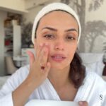 Roshni Chopra Instagram – Ice Water Dip Facial 🧊💦#Robeauty tries it – and LOVES IT! I guess there’s a good reason so many actors and celebrities swear by this practice !
HOW TO – After cleansing dip your face for 10-30 seconds in ice water – wakes you up , depuffs the face and especially the under eyes & gives an amazing chiselled glow which I am here for 🙌✨

#robeautywednesday #beautyhacks #naturalbeauty #icefacial