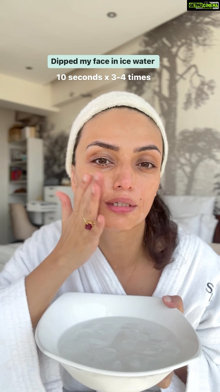 Roshni Chopra Instagram - Ice Water Dip Facial 🧊💦#Robeauty tries it - and LOVES IT! I guess there’s a good reason so many actors and celebrities swear by this practice ! HOW TO - After cleansing dip your face for 10-30 seconds in ice water - wakes you up , depuffs the face and especially the under eyes & gives an amazing chiselled glow which I am here for 🙌✨ #robeautywednesday #beautyhacks #naturalbeauty #icefacial