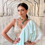 Roshni Chopra Instagram - What a Night ✨🙌in @asalabusandeep for their showcase for the Cancer Patients Aid Association! @cpaaindia - so much heart and what a great effort to raise awareness and funds for cancer relief . Jewelry by @mahesh_notandass @vandalsworld_unofficial #rostyle #sari #abujanisandeepkhosla #asal #jewelbox #jewelry #ootd #sorced