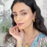 Roshni Chopra Instagram - Products used 💕💄✨- (on a clean and hydrated face ) #notsponsored 1. @kirobeauty serum foundation shade peachy ivory 01 2. @clinique_in concealor and corrector wn48 Oat 3. @lauramercier translucent powder 4. @benefitindia hoola bronzer 5. @justherbsindia lip and cheek tint shade 04 Pink forever 6. @benefitindia Volumizing pencil 7. @smashboxindia super fan mascara 8. @nudestix highlight in the shade hey honey #cleanmakeup #robeauty #makeup #glam #cleangirlaesthetic #minimalmakeup
