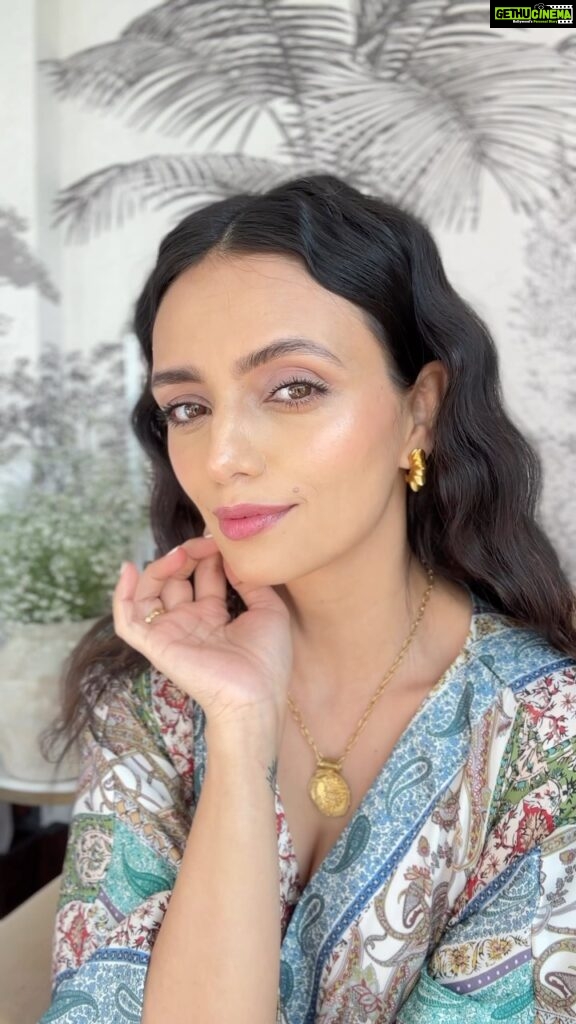 Roshni Chopra Instagram - Products used 💕💄✨- (on a clean and hydrated face ) #notsponsored 1. @kirobeauty serum foundation shade peachy ivory 01 2. @clinique_in concealor and corrector wn48 Oat 3. @lauramercier translucent powder 4. @benefitindia hoola bronzer 5. @justherbsindia lip and cheek tint shade 04 Pink forever 6. @benefitindia Volumizing pencil 7. @smashboxindia super fan mascara 8. @nudestix highlight in the shade hey honey #cleanmakeup #robeauty #makeup #glam #cleangirlaesthetic #minimalmakeup