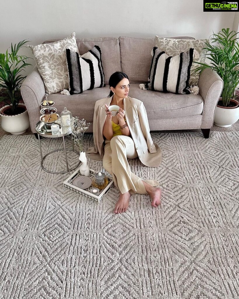 Roshni Chopra Instagram - Snug as a bug on this gorgeous rug @javi_home ❤️🏡thank you for custom weaving this beauty - it’s my new favourite spot to unwind . @pr.richagupta #rohome #rorecommends #rug #interiordesign #decor #carpet collab